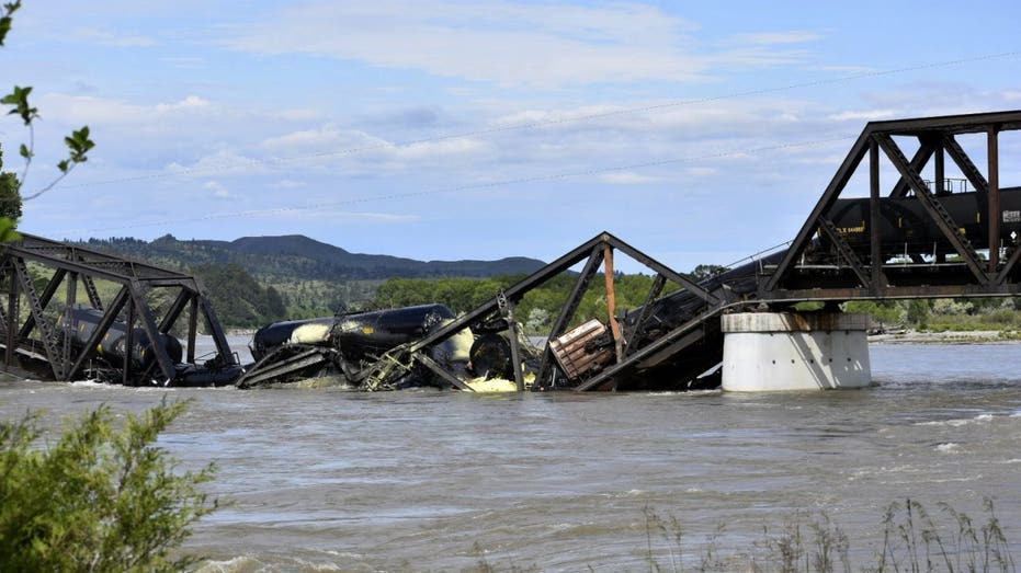 Train derailment montana