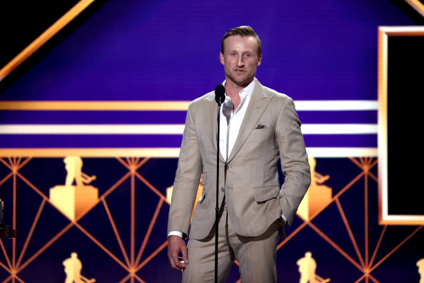 Steven Stamkos of the Tampa Bay Lightning speaks onstage after being awarded the Mark Messier Leadership Award at the 2023 NHL Awards at Bridgestone...