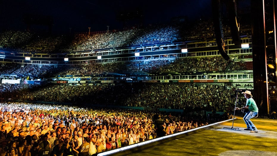 Jason Aldean performs in front of crowd