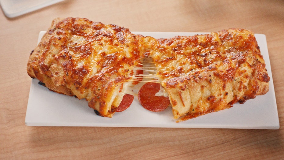 dominos pepperoni stuffed cheesy bread