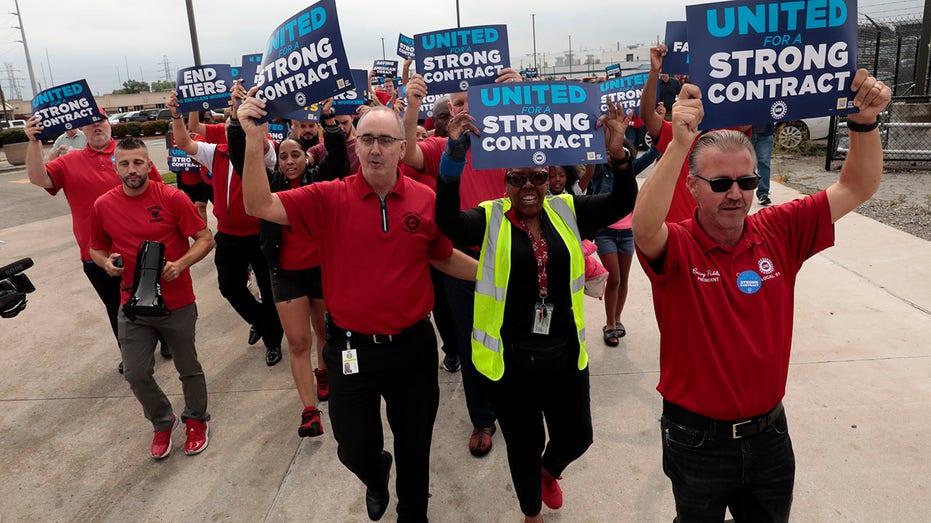 UAW practice picket demonstation in Detroit