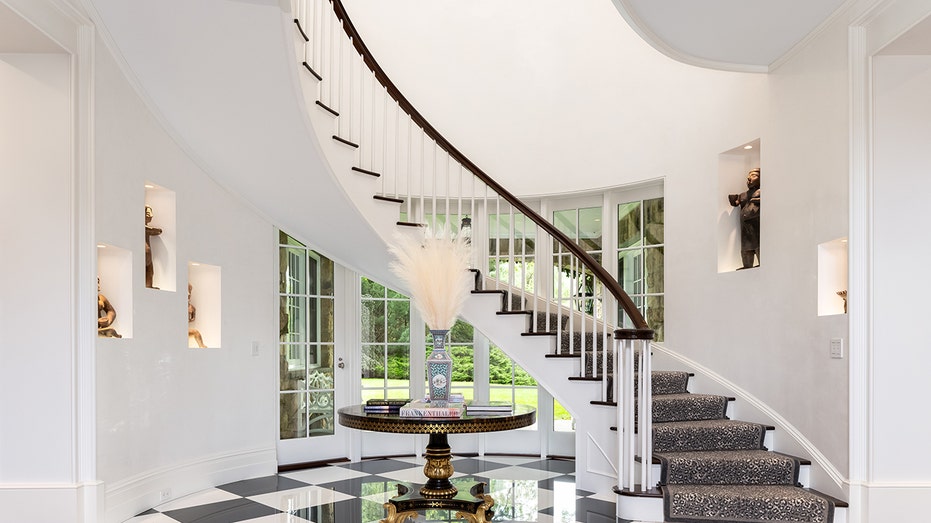 curved staircase