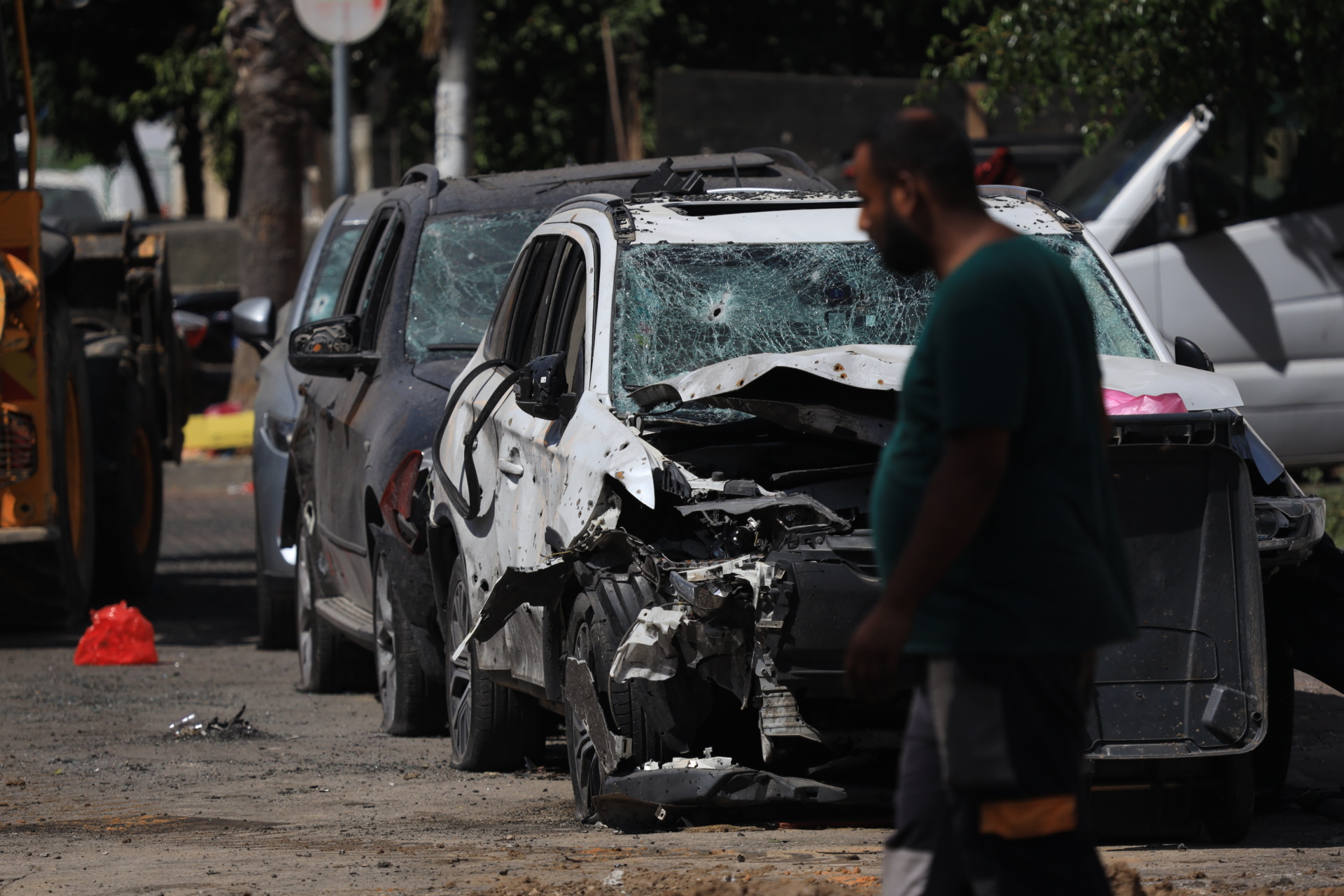 RAMLA, ISRAEL - OCTOBER 07: A view of a damaged car after the firing with rockets by Palestinians in response to Israeli airstrikes during an operation in Ramla, Israel on October 07, 2023. Rockets landed in the city of Ramla near Tel Aviv, causing damage to parked vehicles, streets and some houses in the city. (Photo by Saeed Qaq/Anadolu Agency via Getty Images)