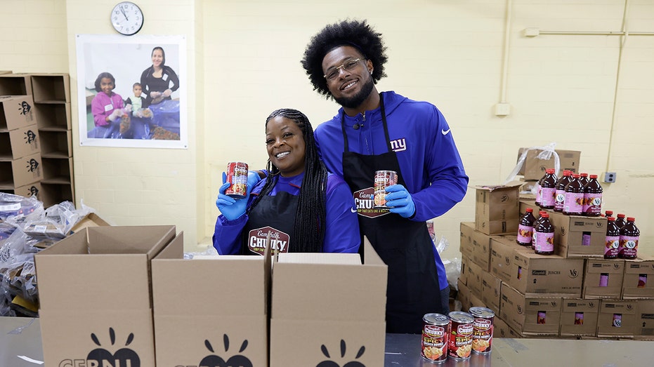 Kayvon Thibodeaux smiles alongside his mother, Shawnta