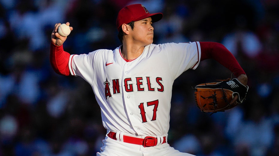 Shohei Ohtani pitches