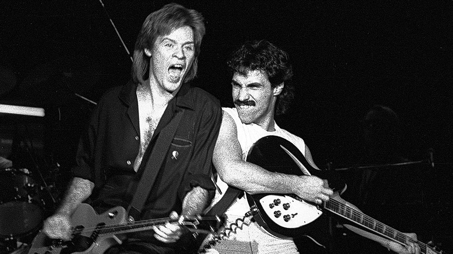 Daryl Hall and John Oates play guitar