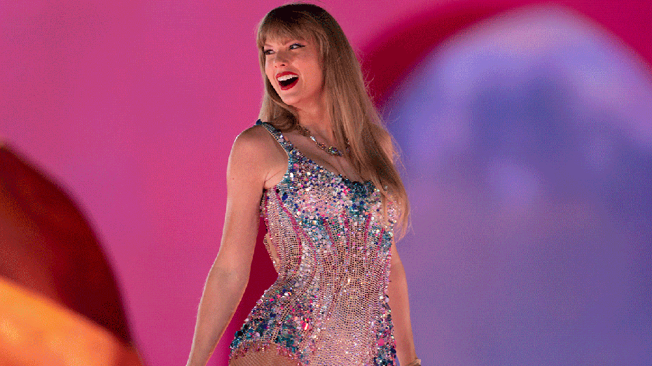 Taylor Swift performs