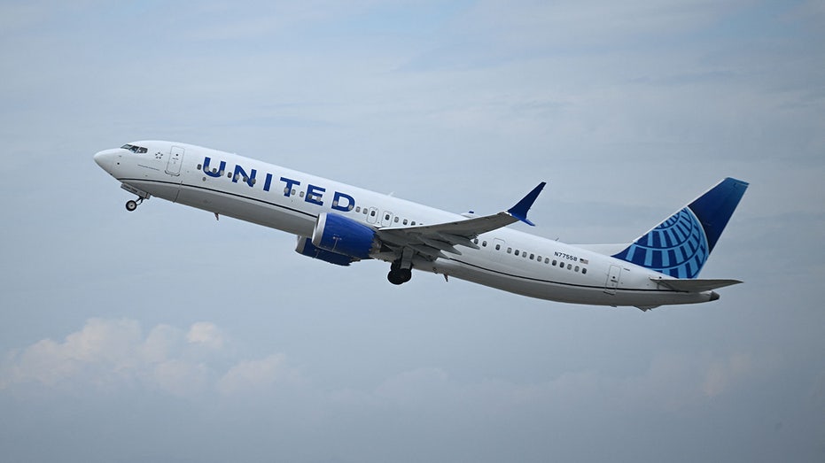 United flight takes off from Los Angeles