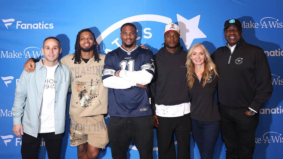 Michael Rubin, Damar Hamlin, Micah Parsons, Davante Adams and Leslie Motter pose for picture