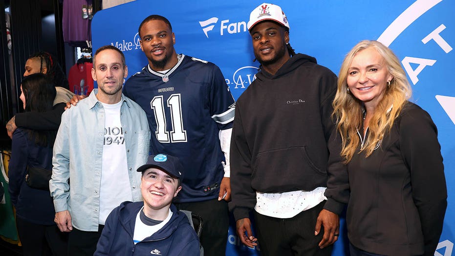 Michael Rubin, Micah Parsons, Davante Adams and Leslie Motter pose with Make-A-Wish kid