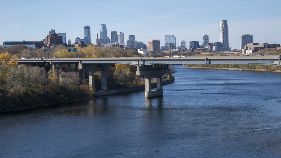 Photo shots the skyline of Minneapolis, the largest city in the state of Minnesota.