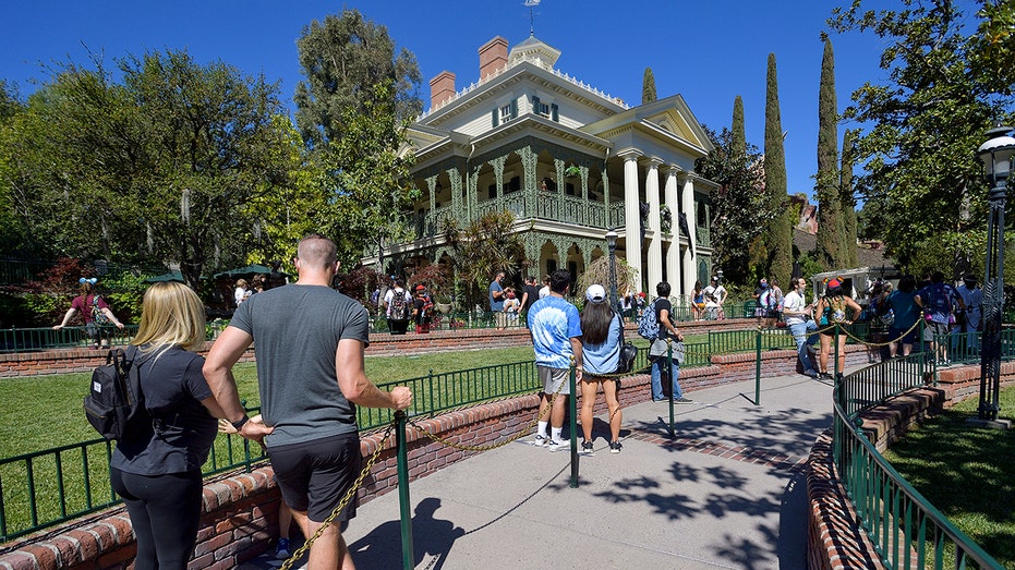 Haunted Mansion queue